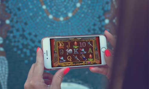 オンラインカジノのスロットが映るスマートフォンの画面