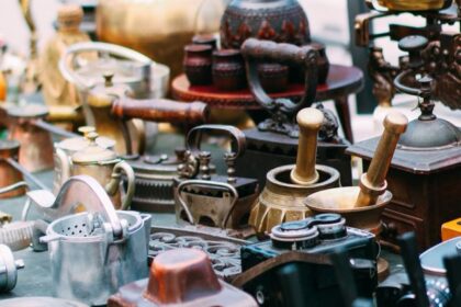 屋外の店先に並べられた古道具や装飾品