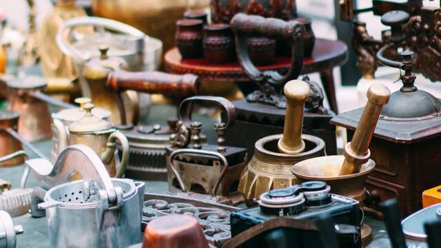 屋外の店先に並べられた古道具や装飾品